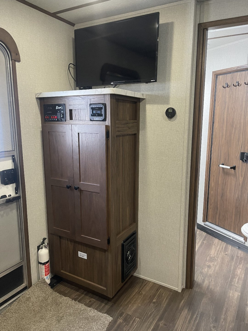 New 2026 Bison Trailers SV8209B-ALL ALUMINUM Horse Trailer