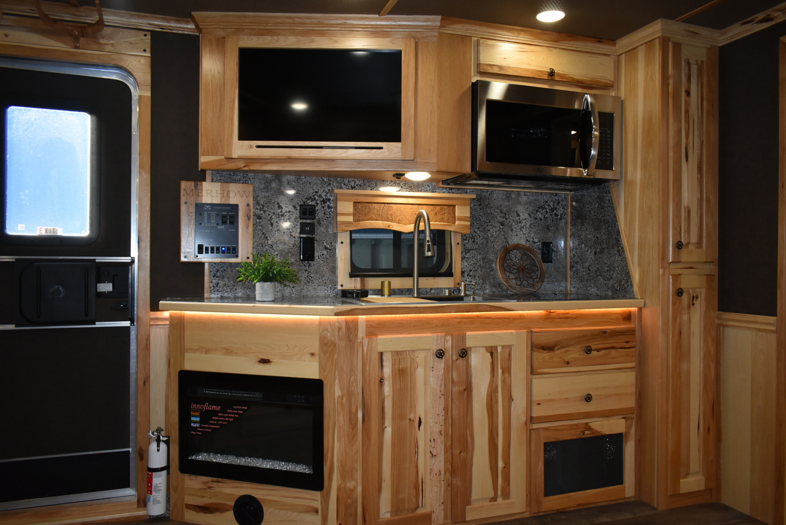 New 2026 Merhow Trailers Summit 8316 Horse Trailer