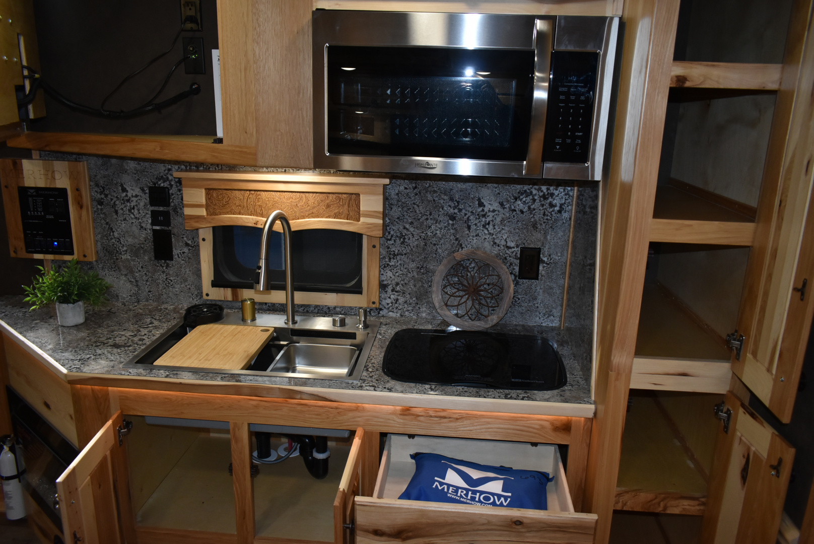 New 2026 Merhow Trailers Summit 8316 Horse Trailer