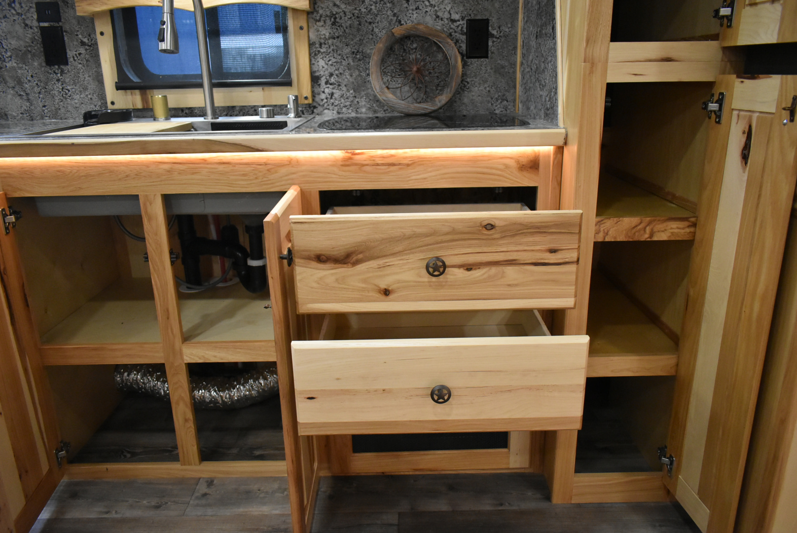 New 2026 Merhow Trailers Summit 8316 Horse Trailer