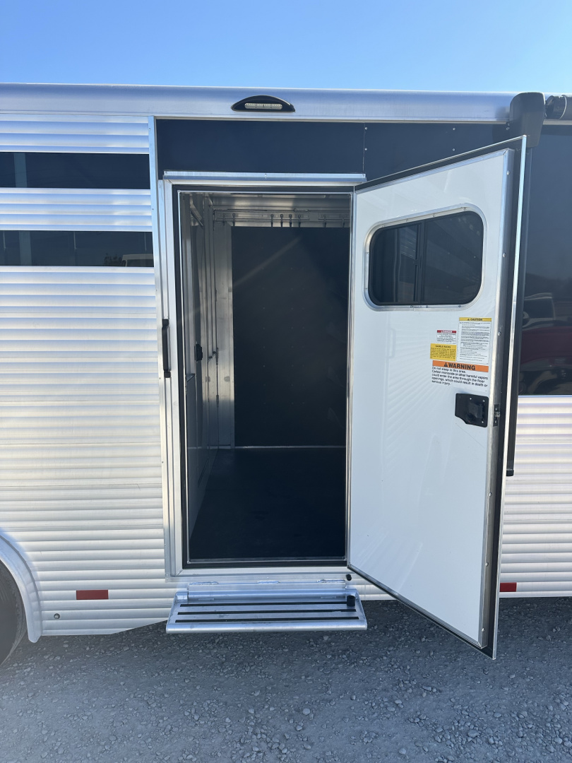 Used 2023 Sundowner 10'6" Living Quarter Stock Combo