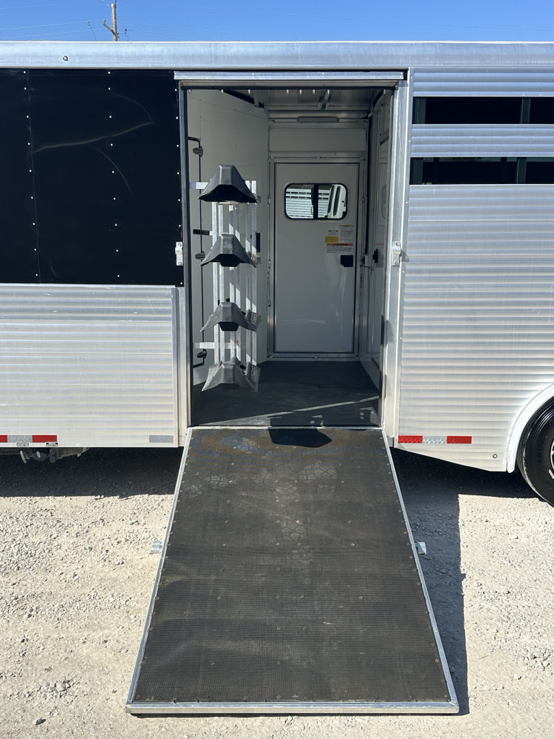 Used 2023 Sundowner 10'6" Living Quarter Stock Combo