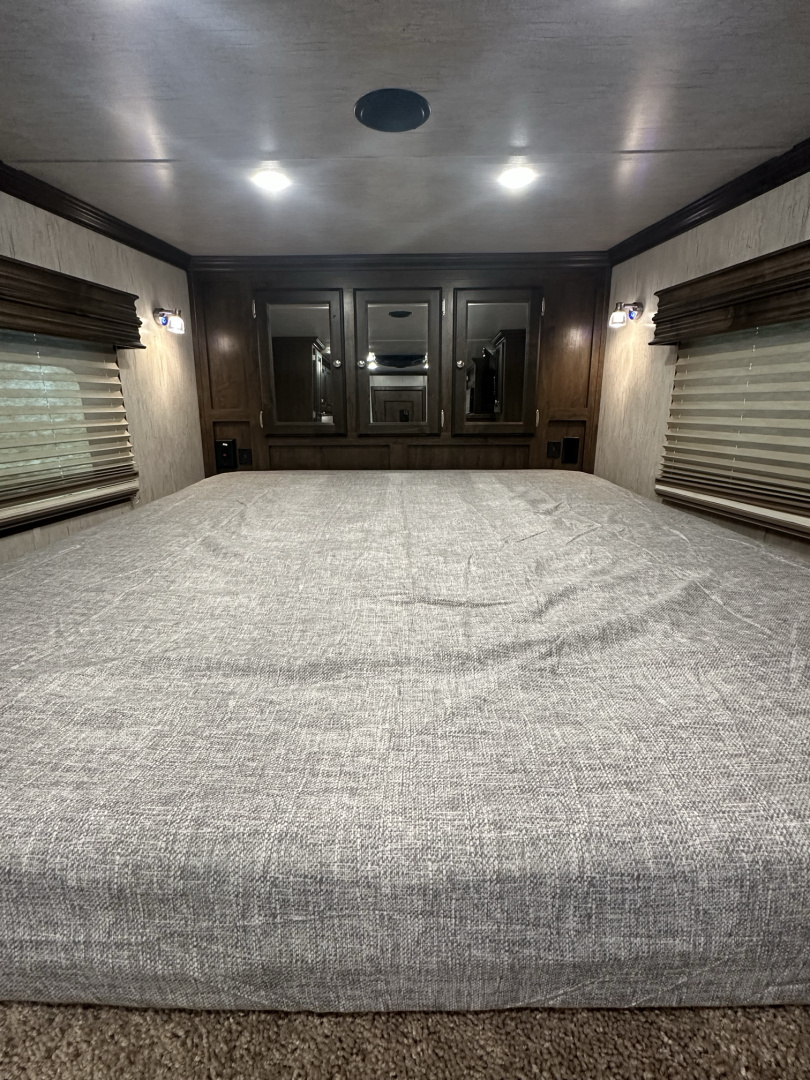 Used 2023 Sundowner 10'6" Living Quarter Stock Combo