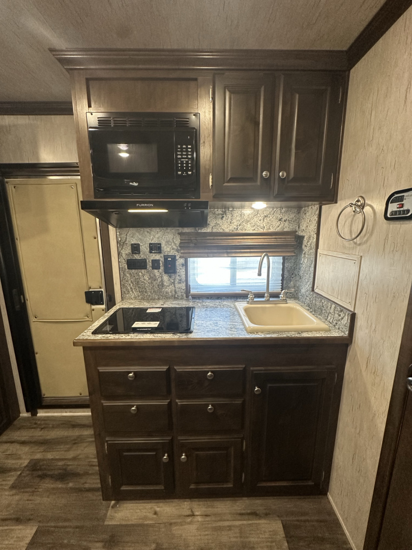 Used 2023 Sundowner 10'6" Living Quarter Stock Combo