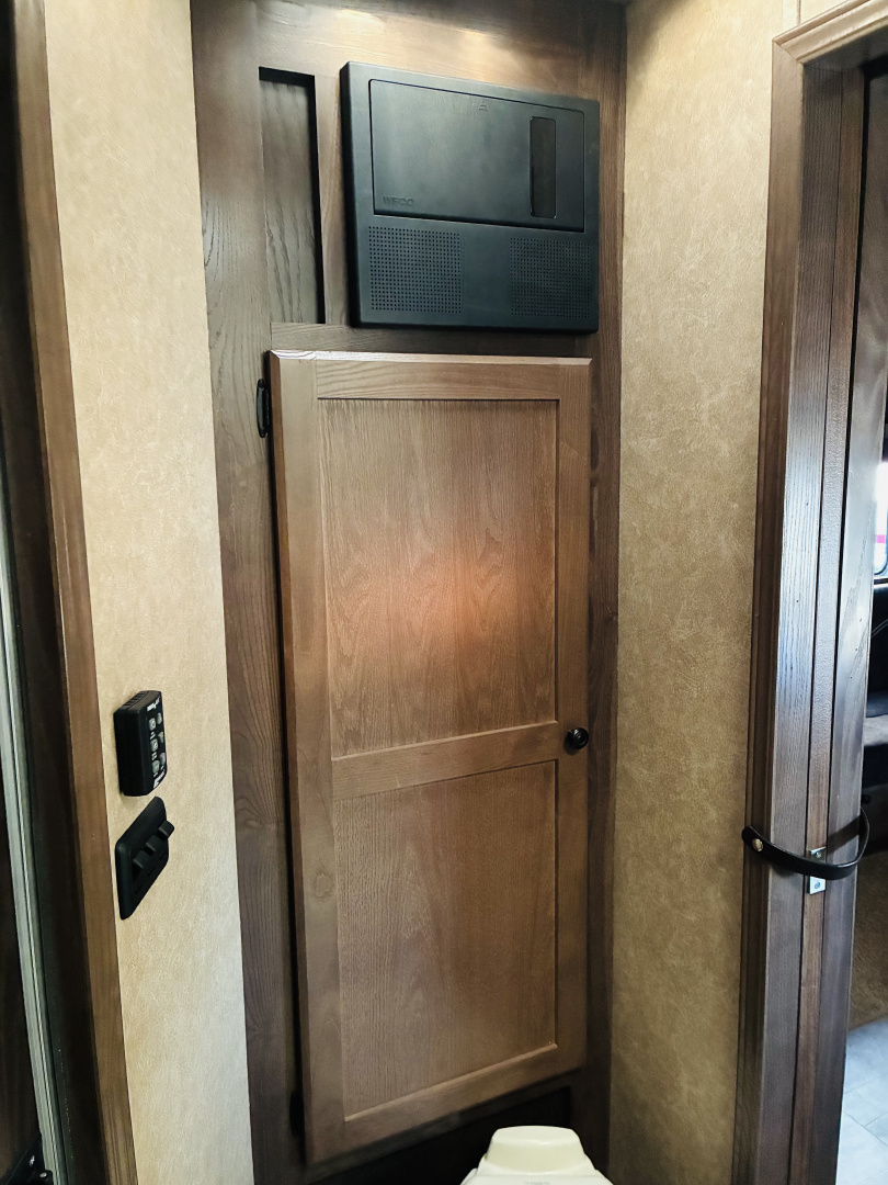 Used 2023 Lakota 3H 13'LQ Horse Trailer