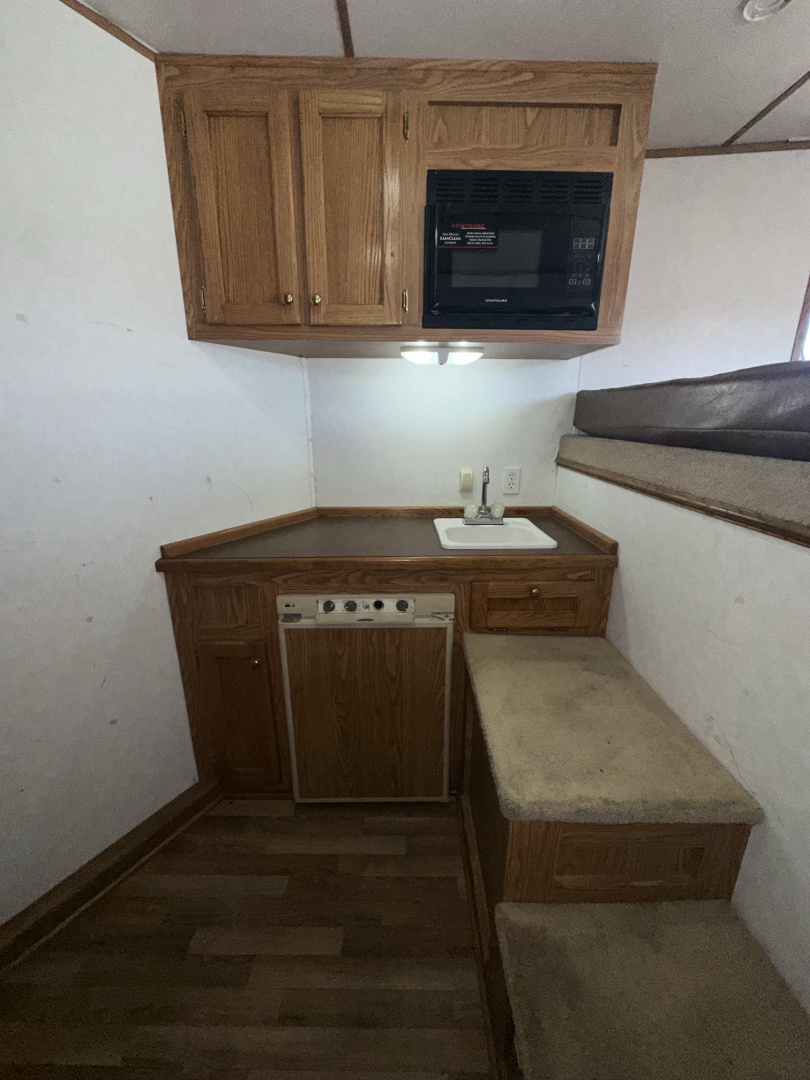 Used 1999 4-Star Trailers 7 Horse Gooseneck Living Quarters Horse Trailer