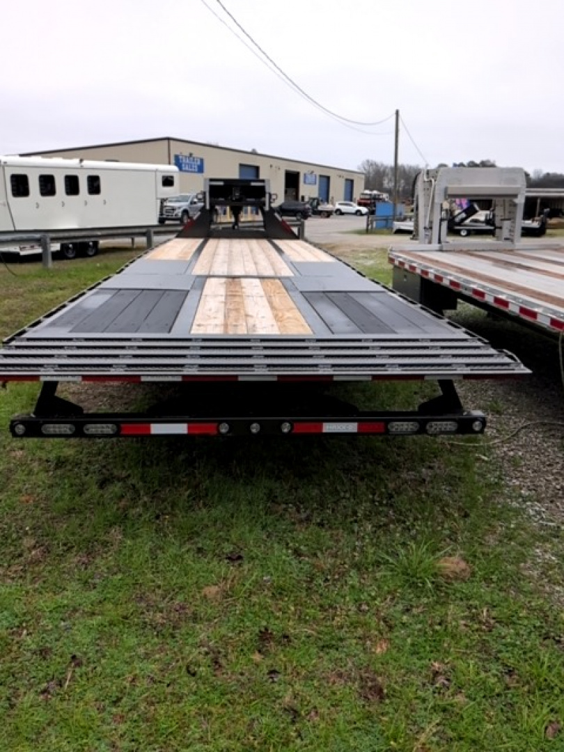 New 2026 MAXX-D YDX Hydraulic Dovetail Flatbed Trailer