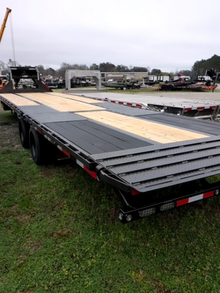 New 2026 MAXX-D YDX Hydraulic Dovetail Flatbed Trailer