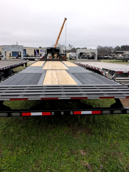 New 2026 MAXX-D YDX Hydraulic Dovetail Flatbed Trailer