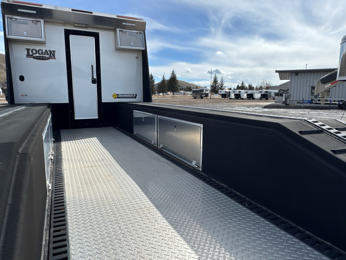 New **BLOWOUT PRICING** 2024 Logan Coach Ultimate Crawler Hauler 18' BP P&I