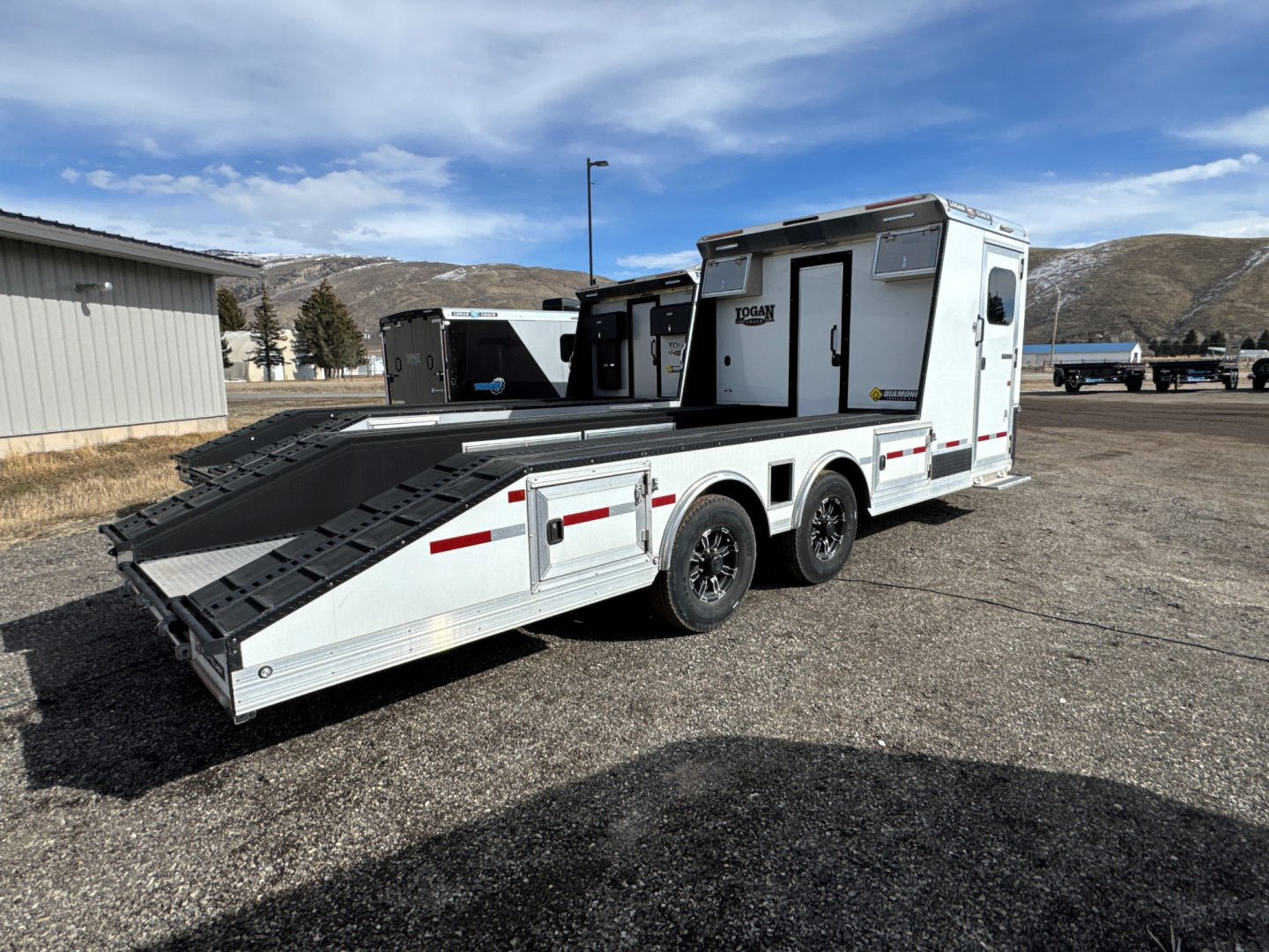 New **BLOWOUT PRICING** 2024 Logan Coach Ultimate Crawler Hauler 18' BP P&I