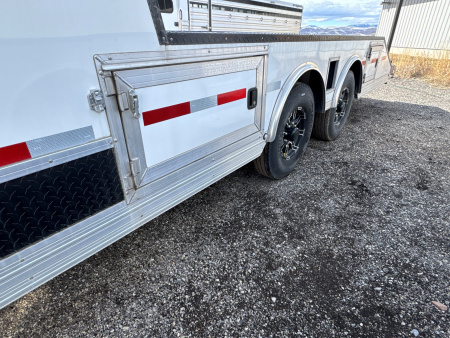 New **BLOWOUT PRICING** 2024 Logan Coach Ultimate Crawler Hauler 18' BP P&I