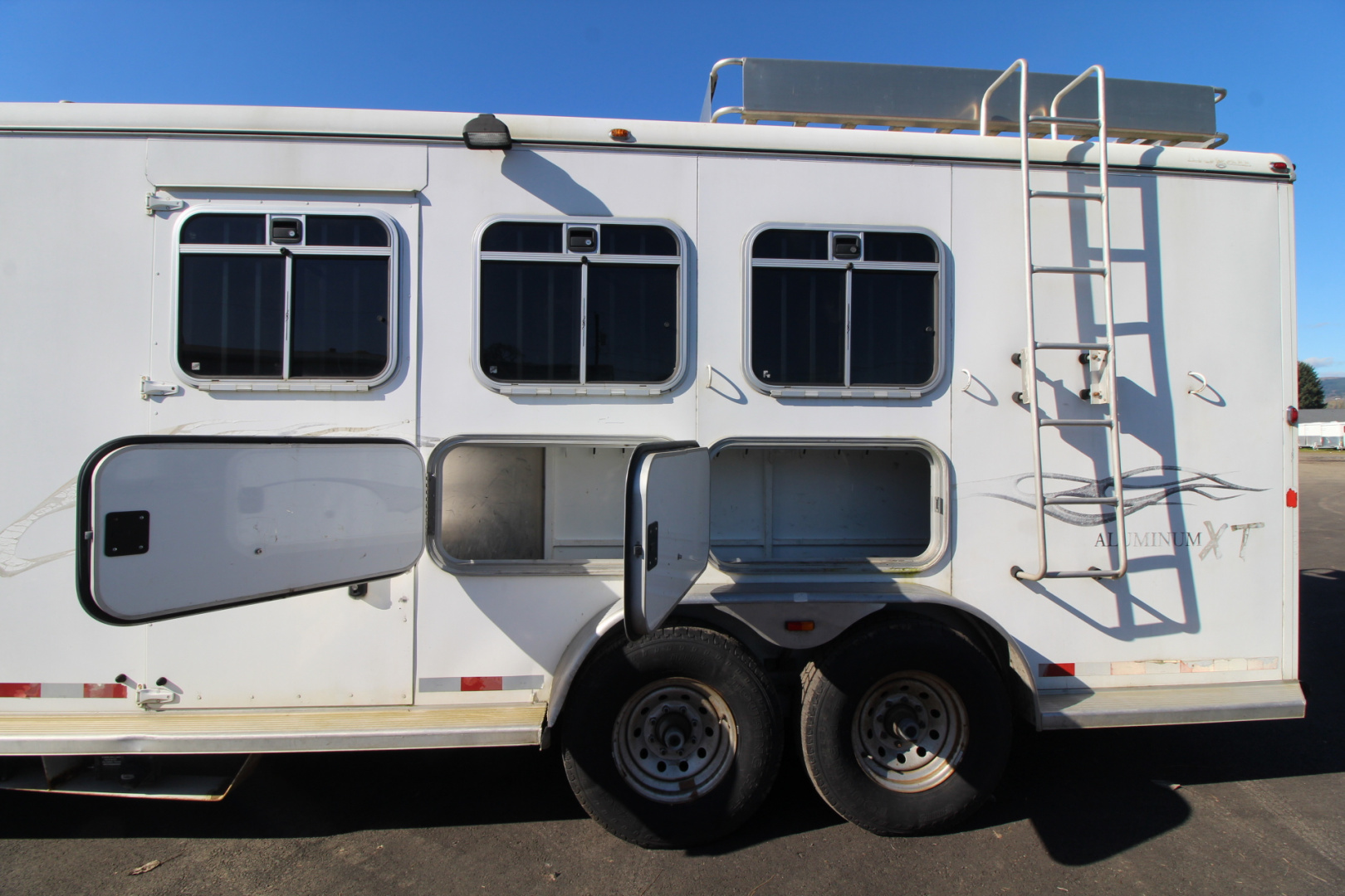 Used 2005 Logan Coach 7308 Living Quarters 3 Horse Trailer