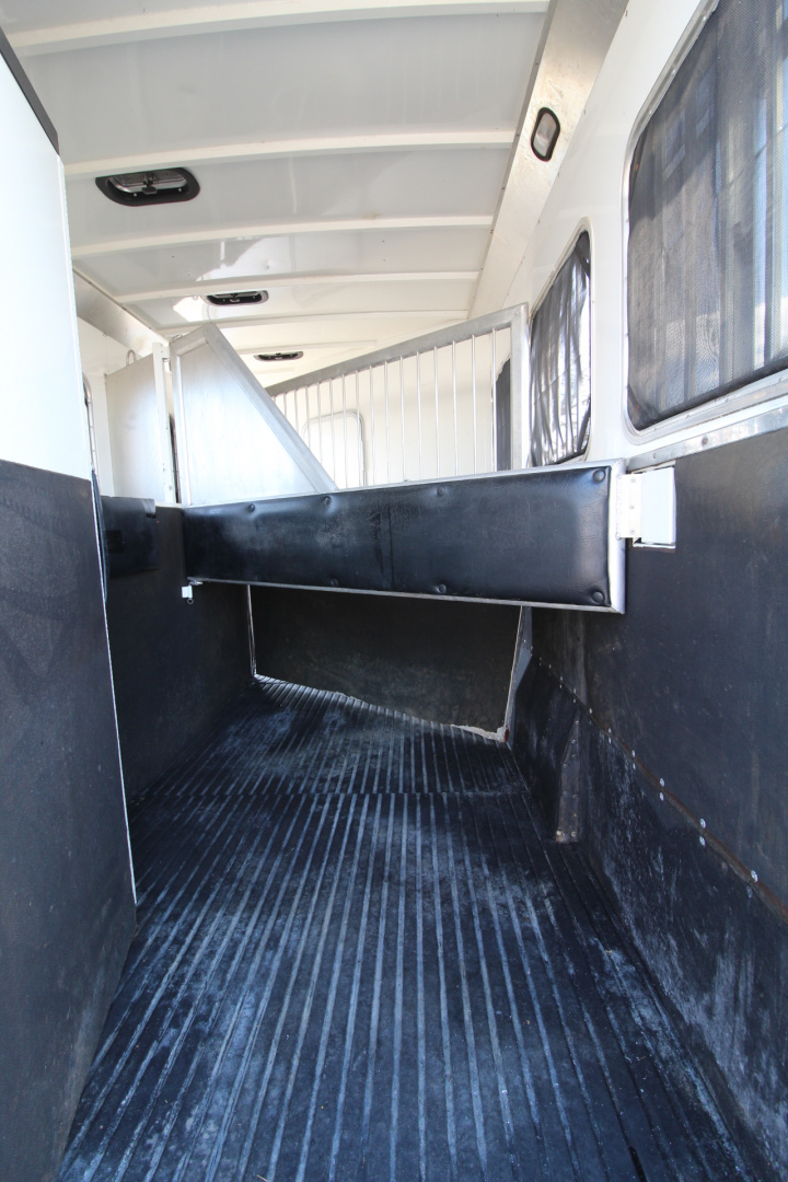 Used 2005 Logan Coach 7308 Living Quarters 3 Horse Trailer
