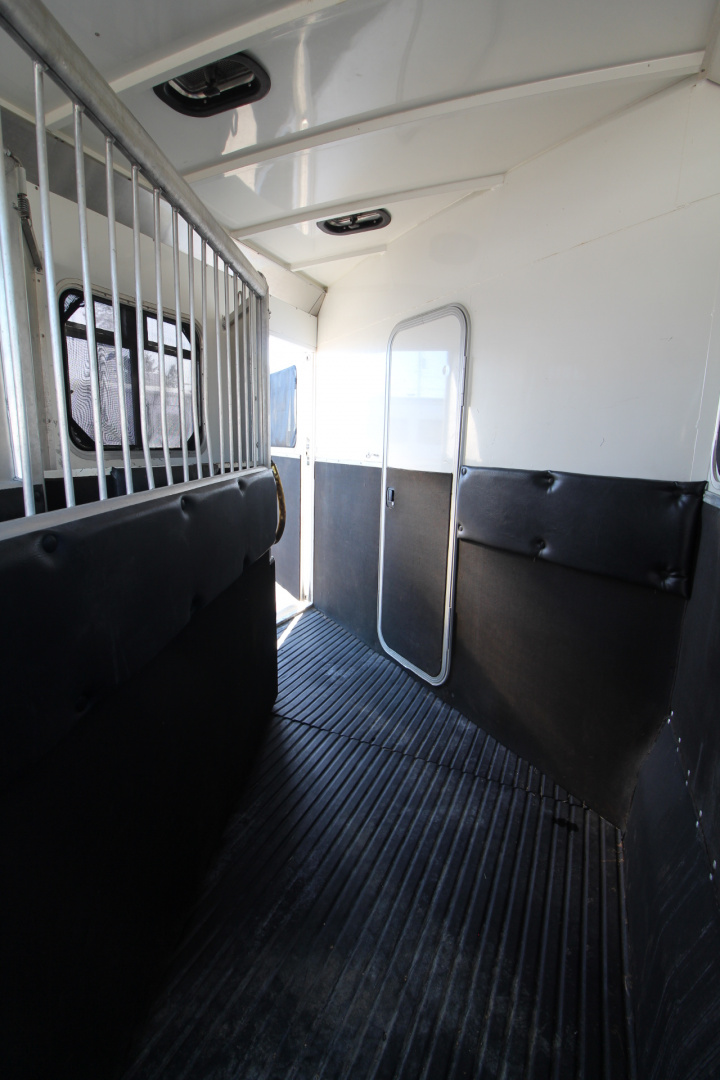 Used 2005 Logan Coach 7308 Living Quarters 3 Horse Trailer