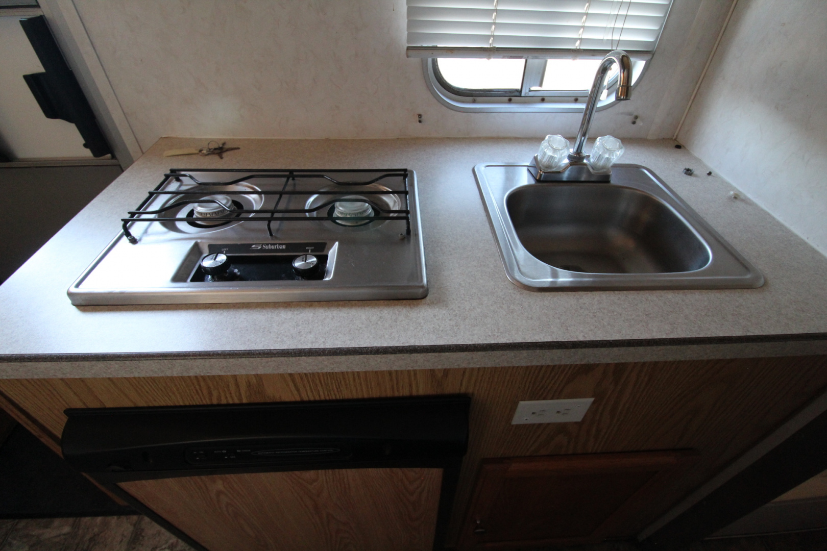 Used 2005 Logan Coach 7308 Living Quarters 3 Horse Trailer