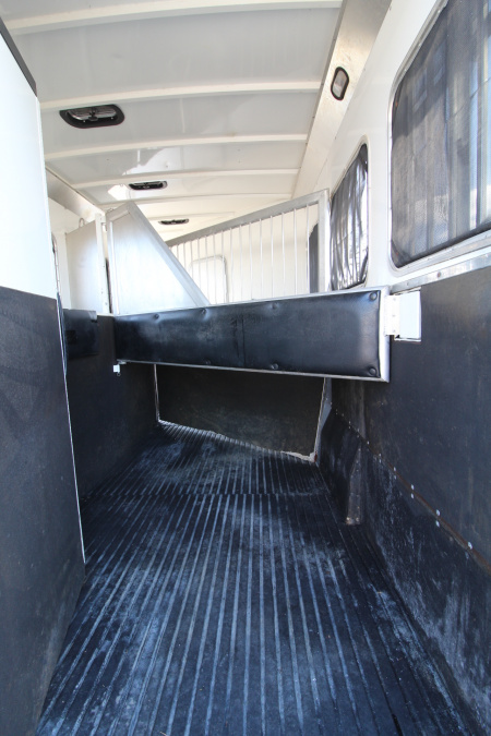 Used 2005 Logan Coach 7308 Living Quarters 3 Horse Trailer