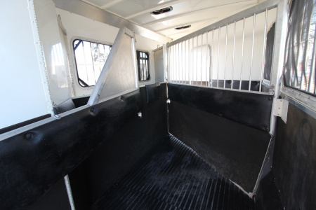 Used 2005 Logan Coach 7308 Living Quarters 3 Horse Trailer