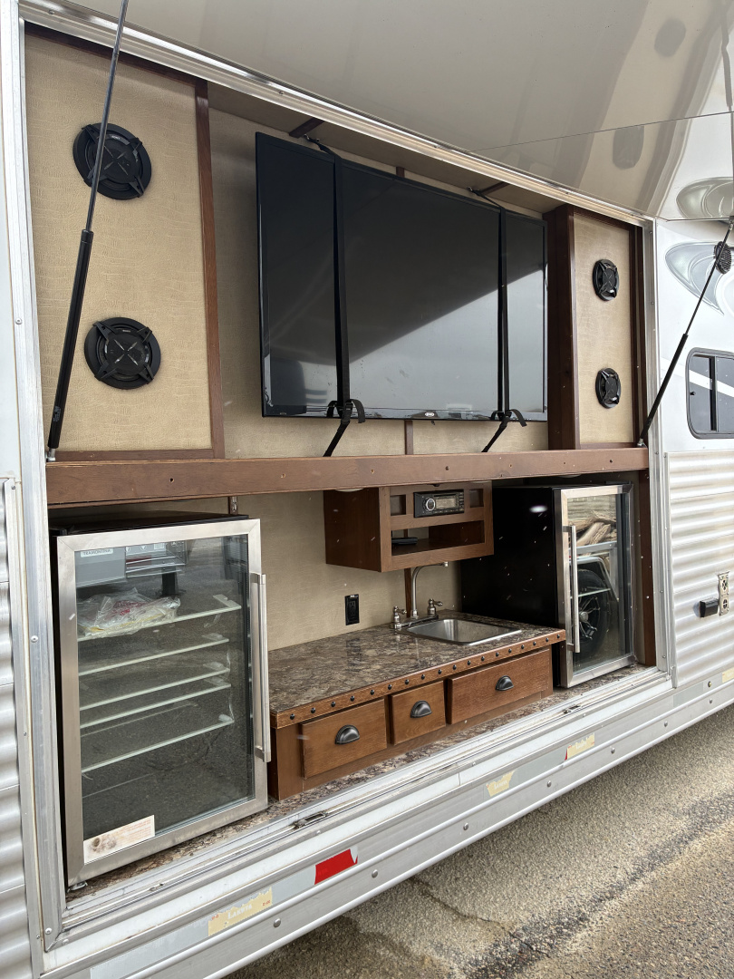 Used 2018 Lakota BI8319SROK 3H 9'LQ with Outside Entertainment Horse Trailer