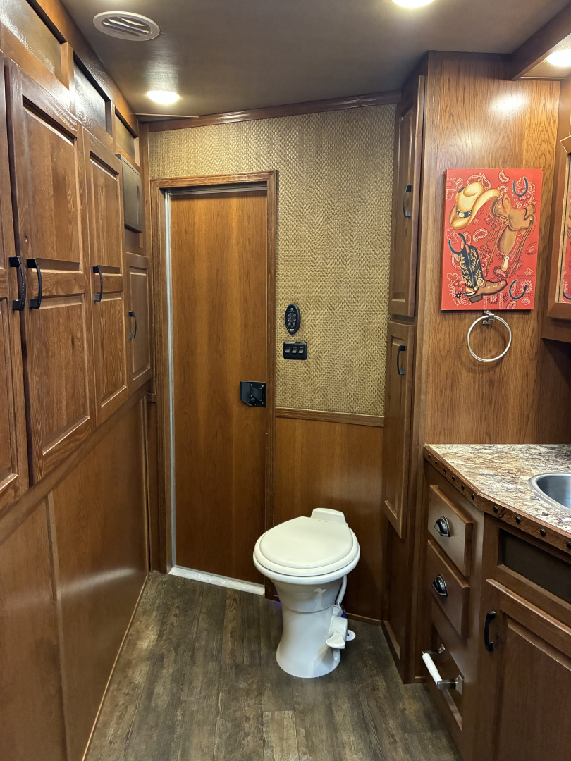 Used 2018 Lakota BI8319SROK 3H 9'LQ with Outside Entertainment Horse Trailer