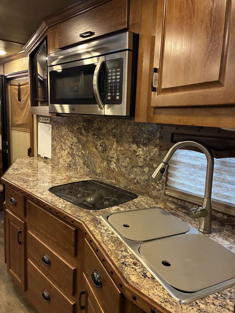 Used 2018 Lakota BI8319SROK 3H 9'LQ with Outside Entertainment Horse Trailer