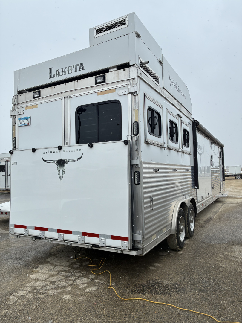 Used 2018 Lakota BI8319SROK 3H 9'LQ with Outside Entertainment Horse Trailer