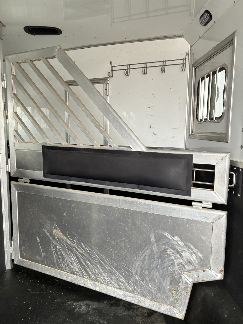 Used 2018 Lakota BI8319SROK 3H 9'LQ with Outside Entertainment Horse Trailer