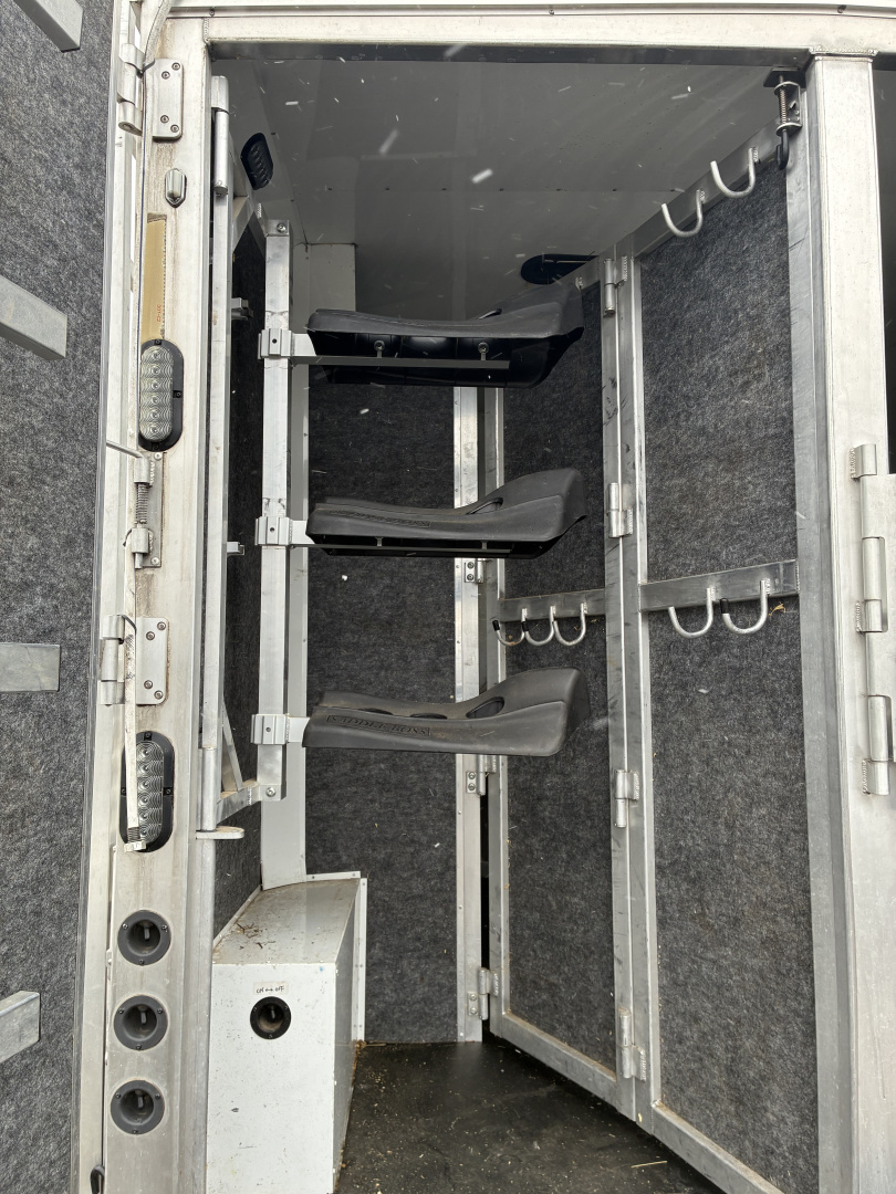 Used 2018 Lakota BI8319SROK 3H 9'LQ with Outside Entertainment Horse Trailer