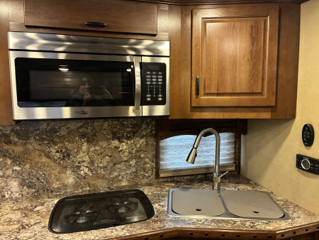 Used 2018 Lakota BI8319SROK 3H 9'LQ with Outside Entertainment Horse Trailer