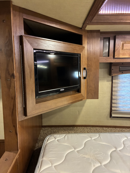 Used 2018 Lakota BI8319SROK 3H 9'LQ with Outside Entertainment Horse Trailer