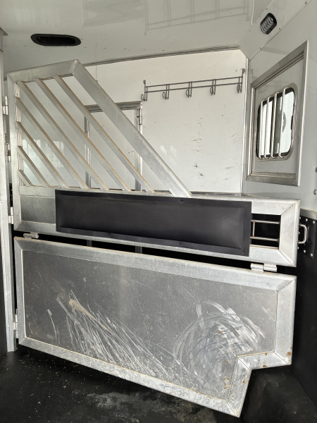 Used 2018 Lakota BI8319SROK 3H 9'LQ with Outside Entertainment Horse Trailer