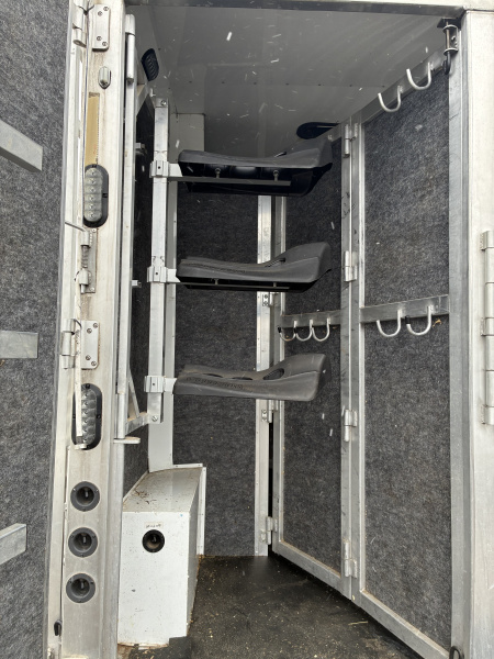 Used 2018 Lakota BI8319SROK 3H 9'LQ with Outside Entertainment Horse Trailer