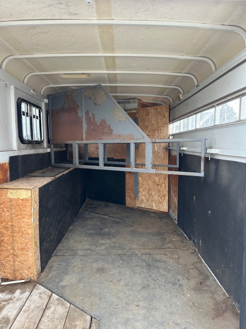 Consignment 2001 Circle J 3 Horse