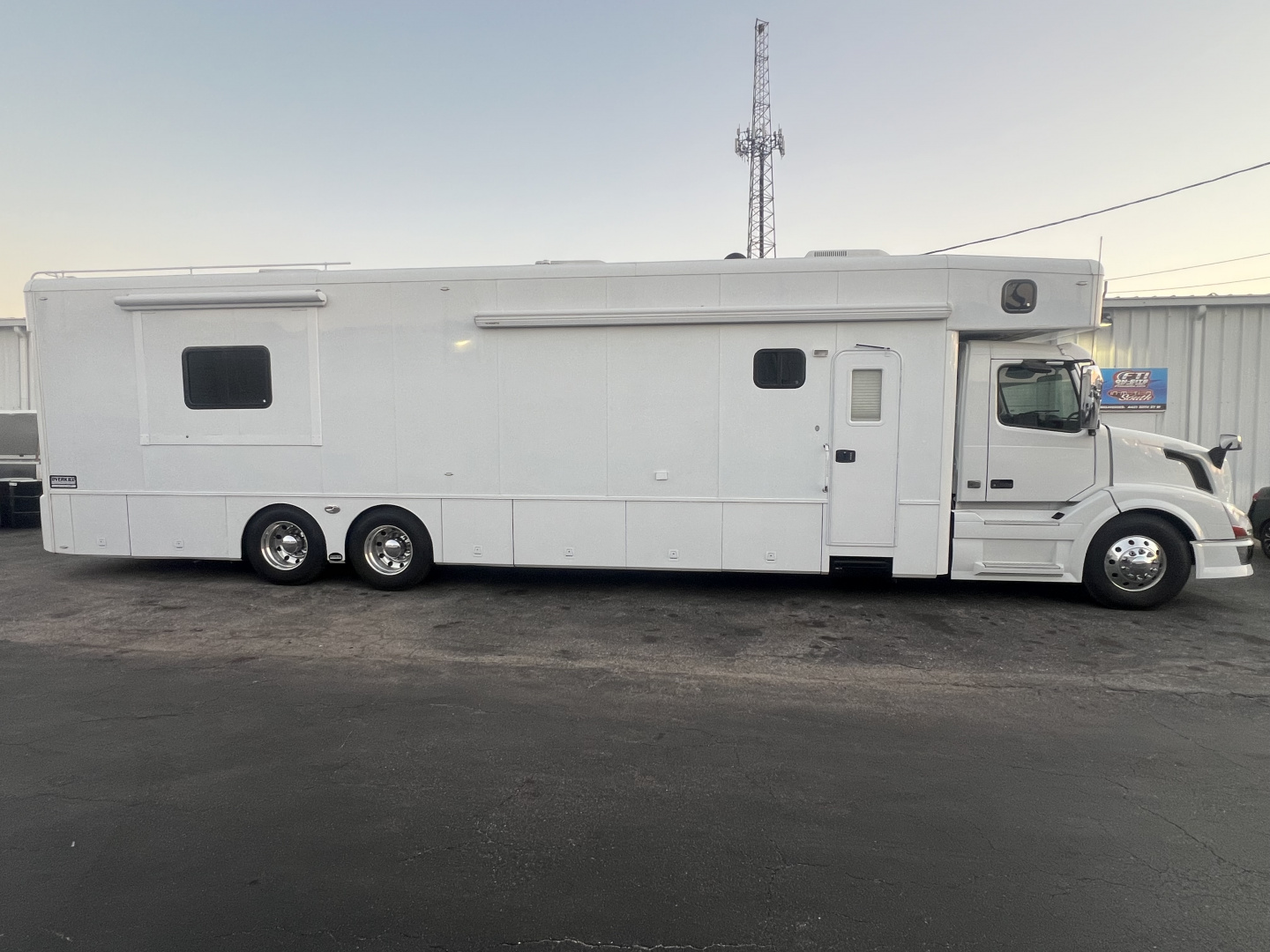 Used 2014 Showhauler 45’ Motorcoach
