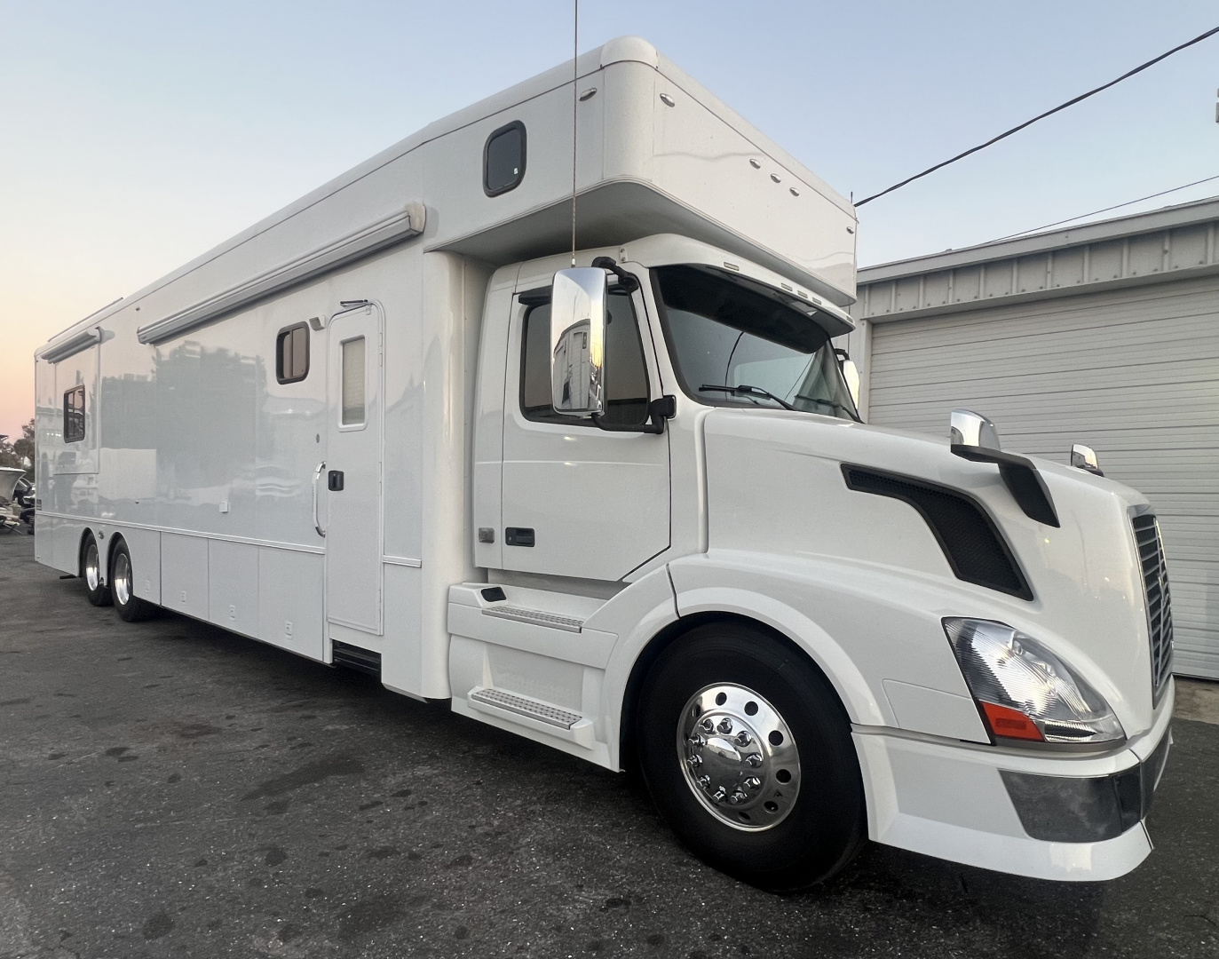 Used 2014 Showhauler 45’ Motorcoach
