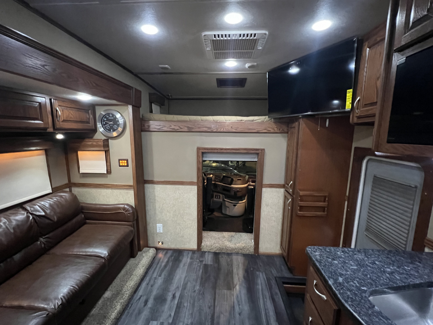 Used 2014 Showhauler 45’ Motorcoach