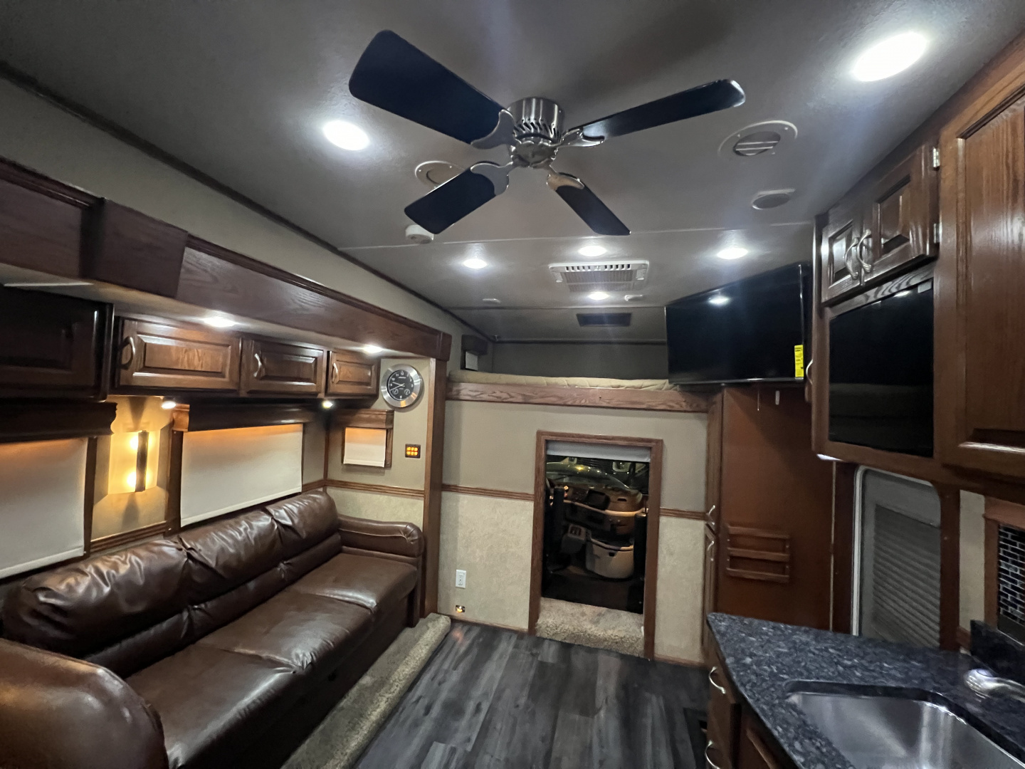 Used 2014 Showhauler 45’ Motorcoach