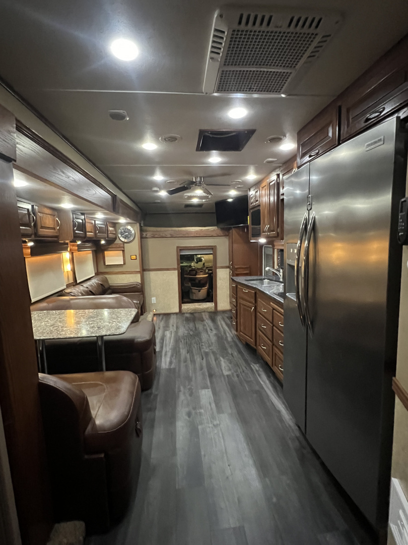 Used 2014 Showhauler 45’ Motorcoach