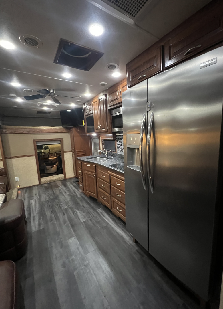 Used 2014 Showhauler 45’ Motorcoach