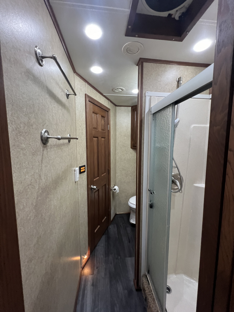 Used 2014 Showhauler 45’ Motorcoach