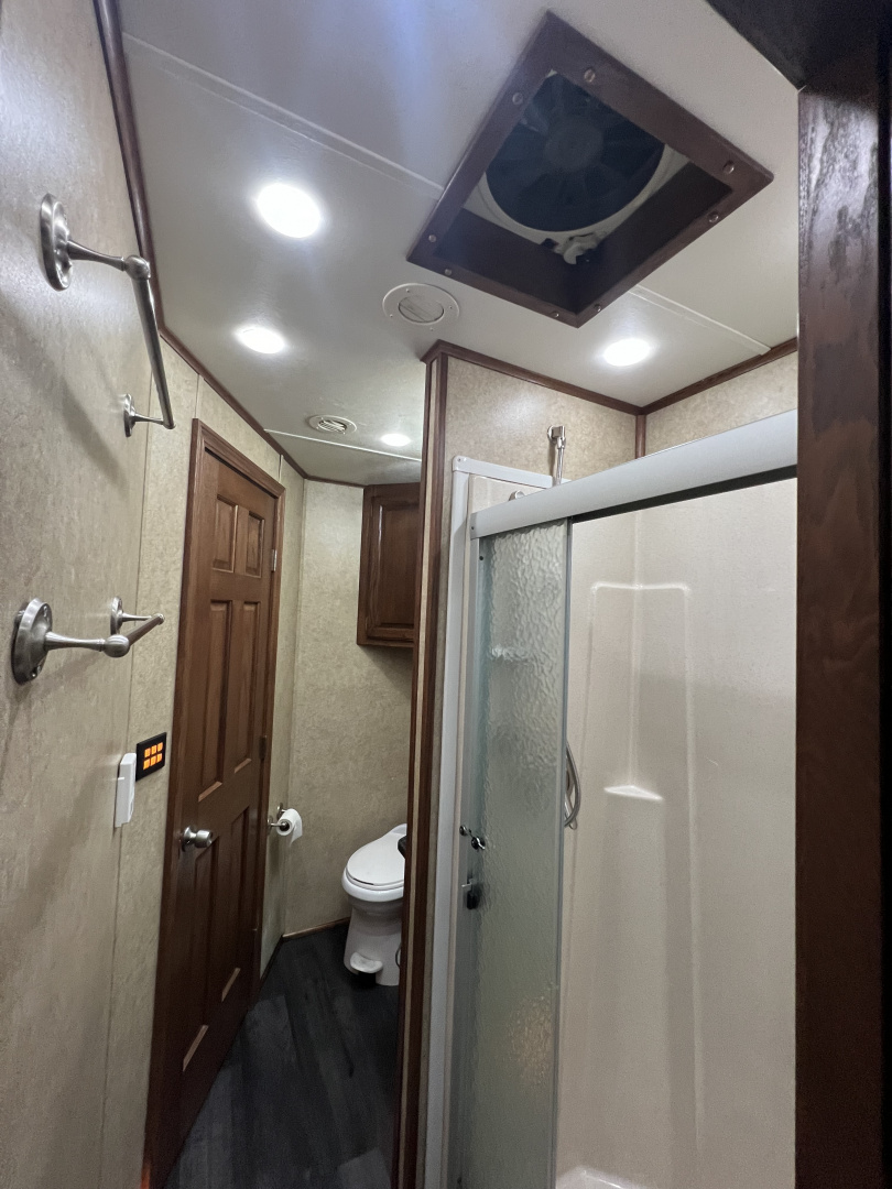 Used 2014 Showhauler 45’ Motorcoach