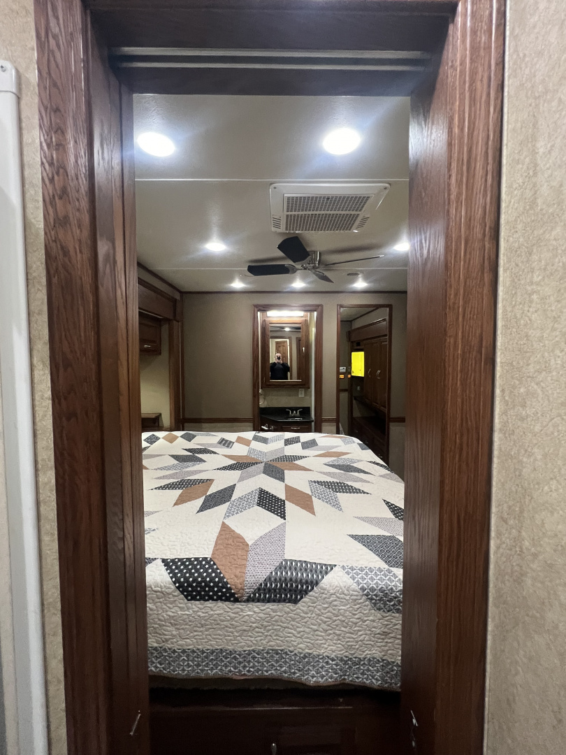 Used 2014 Showhauler 45’ Motorcoach