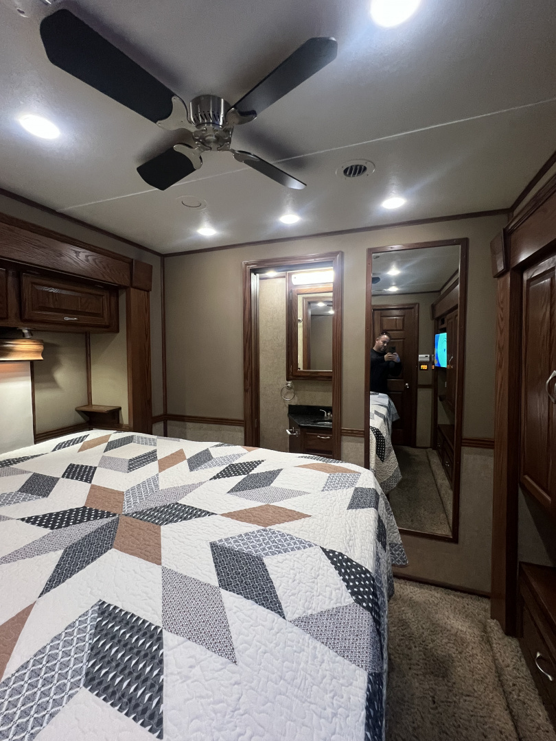 Used 2014 Showhauler 45’ Motorcoach