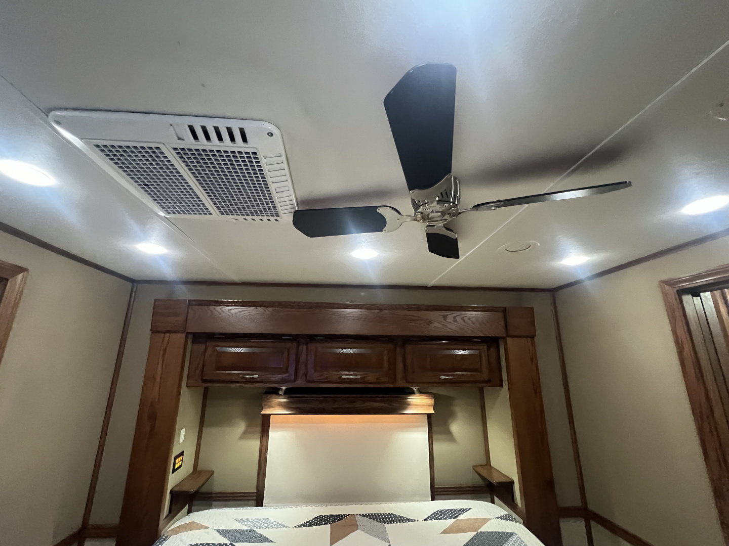 Used 2014 Showhauler 45’ Motorcoach