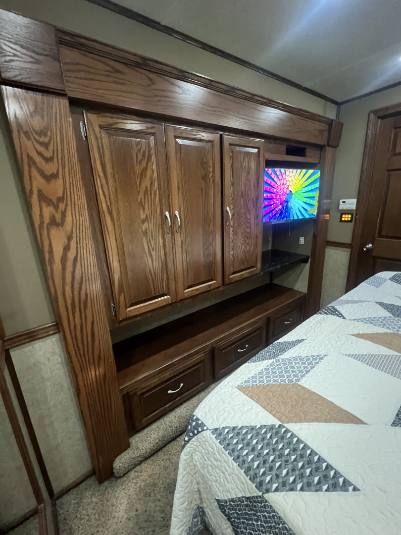 Used 2014 Showhauler 45’ Motorcoach