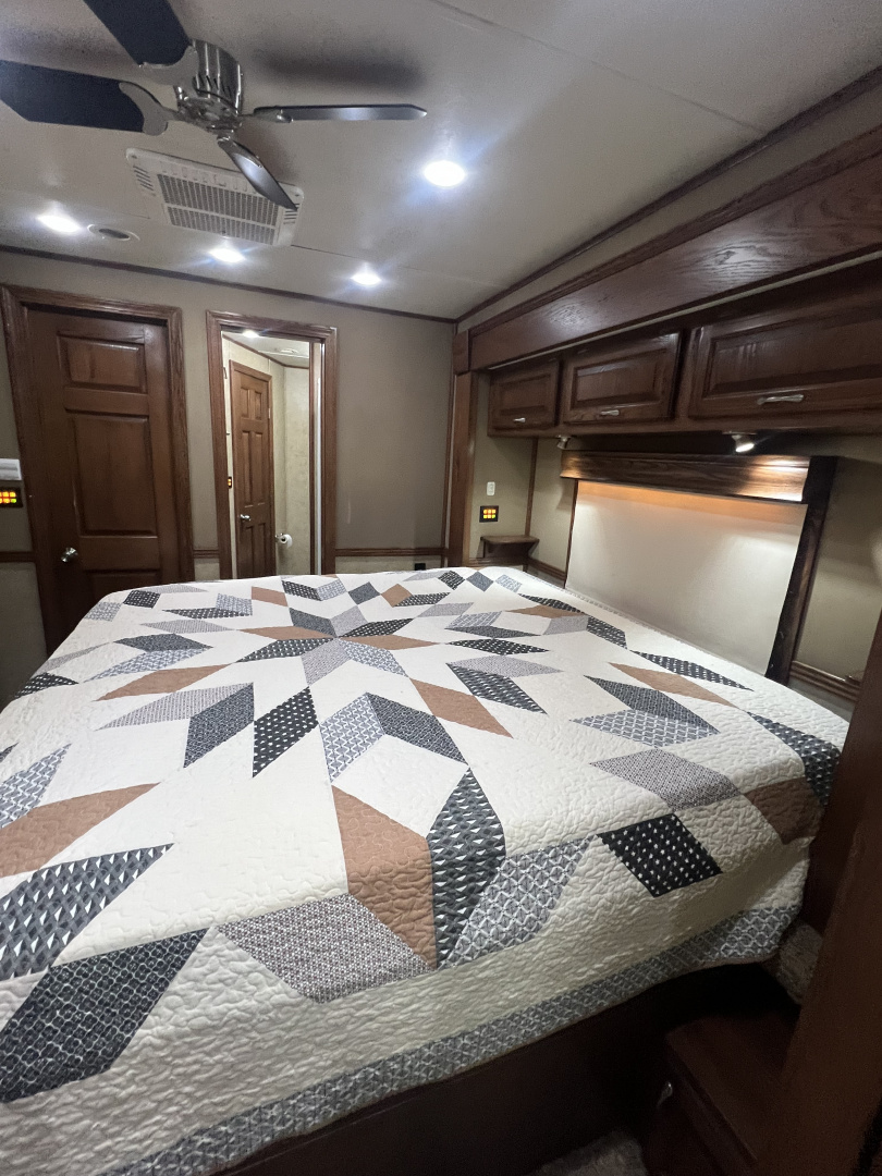 Used 2014 Showhauler 45’ Motorcoach