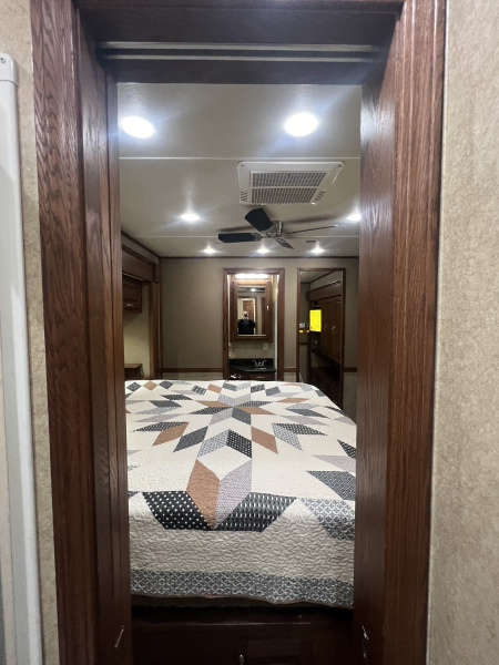 Used 2014 Showhauler 45’ Motorcoach