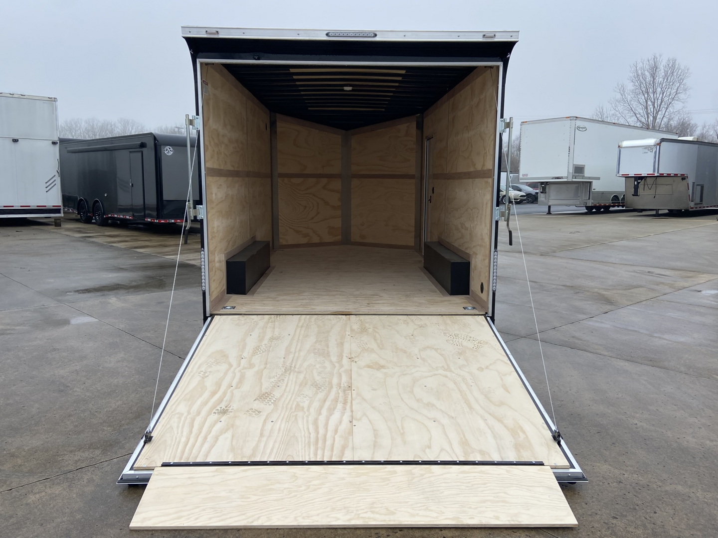 New United Trailers UJ Cargo / Enclosed Trailer 16'