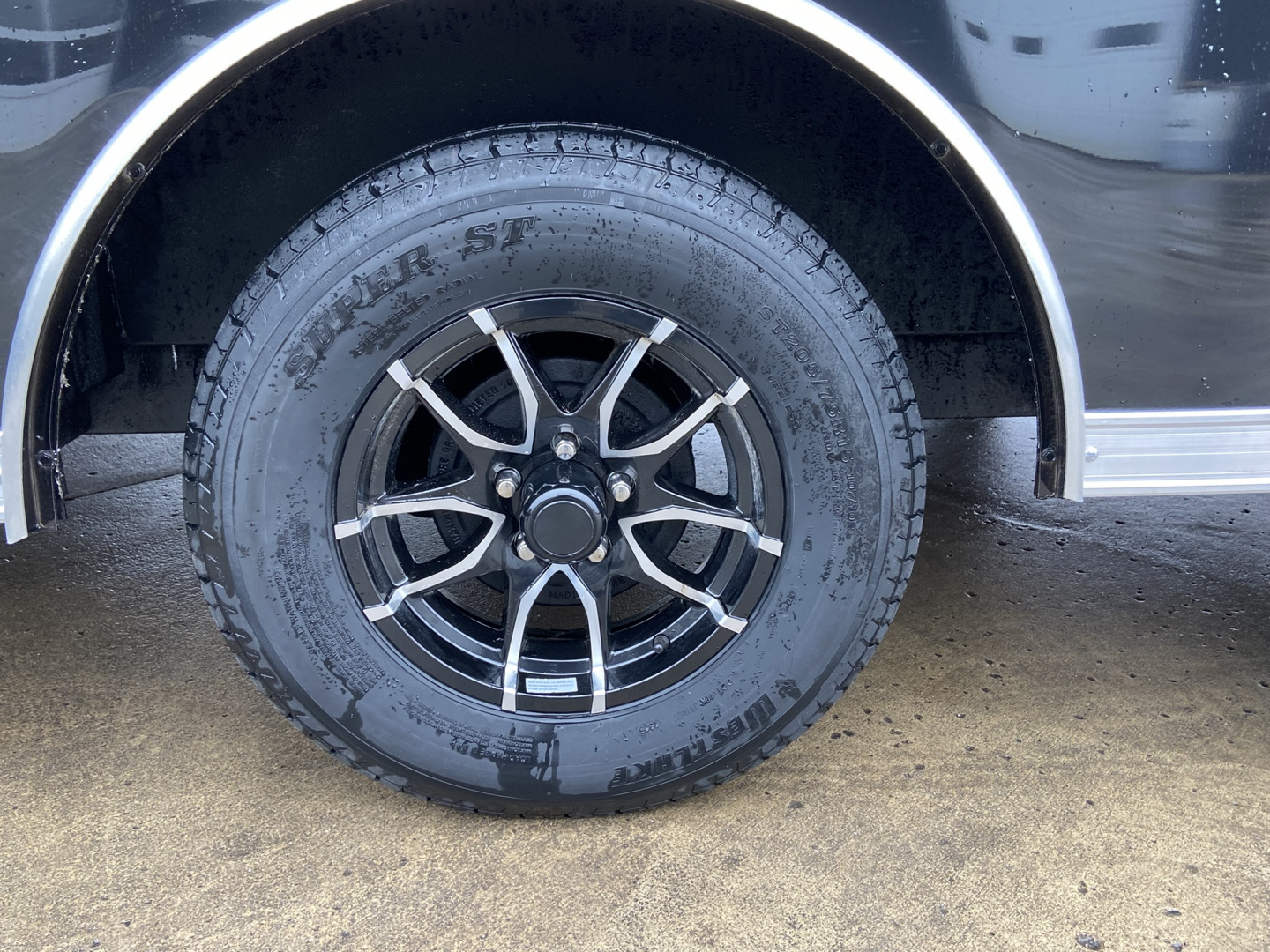 New United Trailers UJ Cargo / Enclosed Trailer 16'