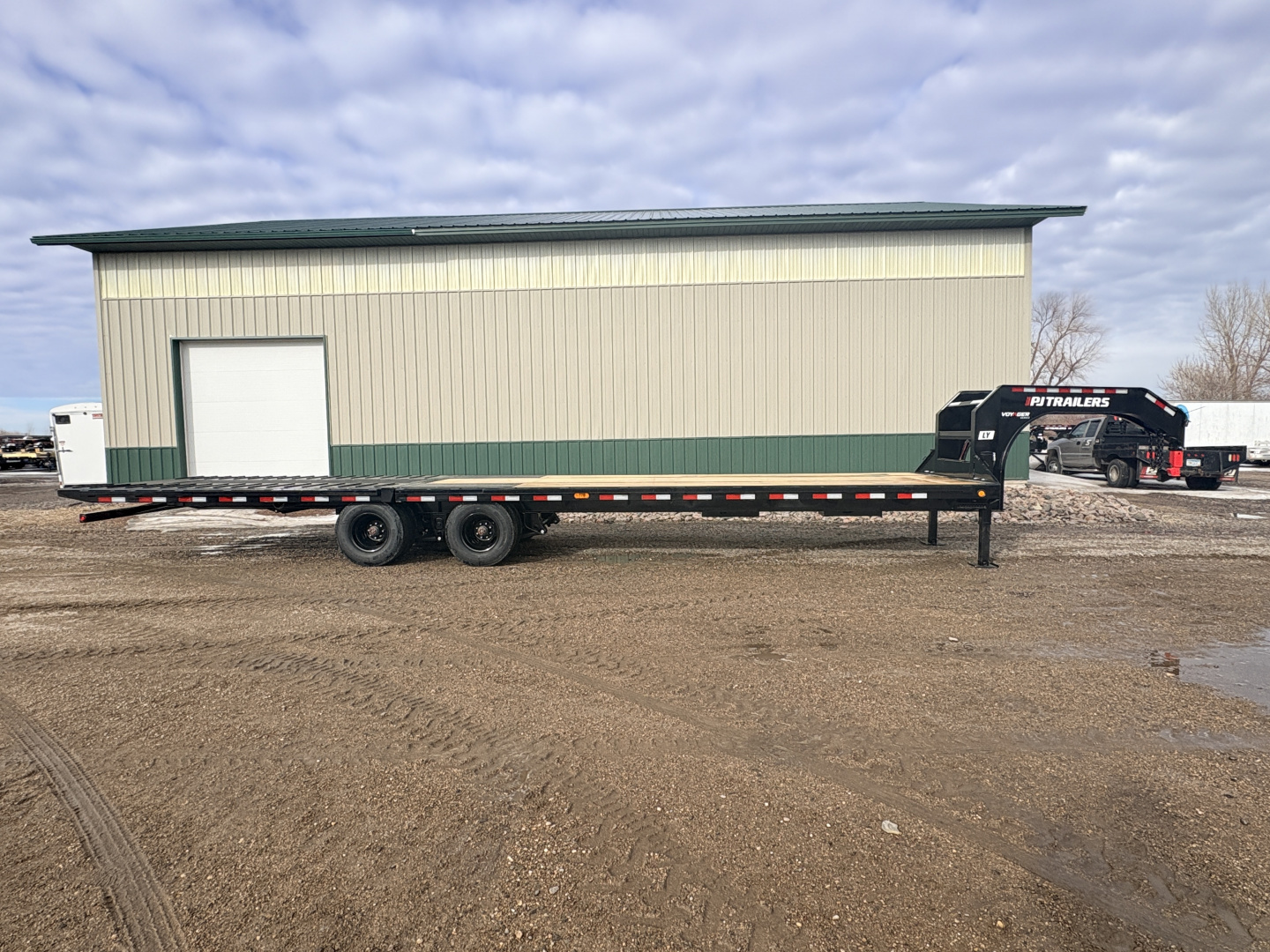 New 2026 34' PJ GN Low-Pro Dually Hyd Dove Flatbed Trailer